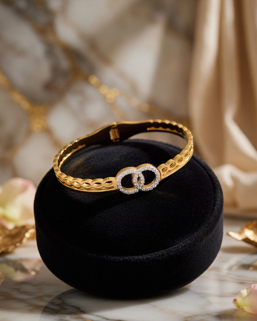 Interlocking circles adjustable bracelet