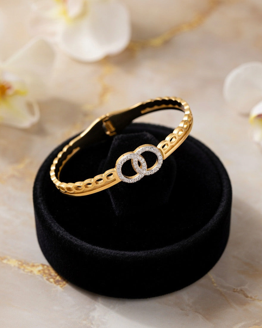 Interlocking circles adjustable bracelet
