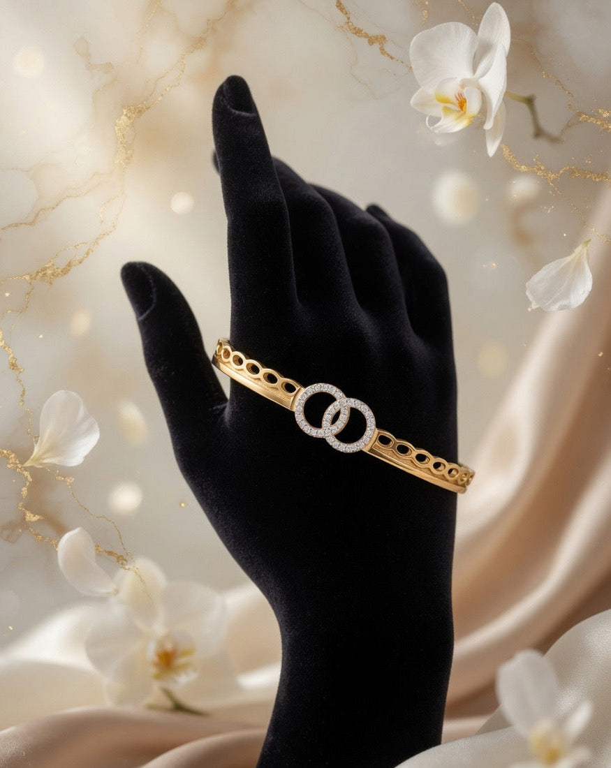 Interlocking circles adjustable bracelet